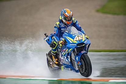 MotoGP, diluvia a Valencia: gara interrotta dopo 14 giri con la bandiera rossa