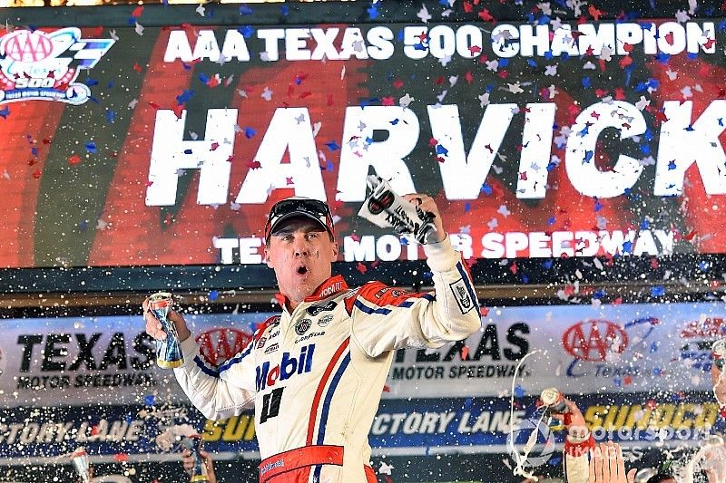 Kevin Harvick, Stewart-Haas Racing, Ford Fusion Mobil 1 celebrates his win in Victory Lane