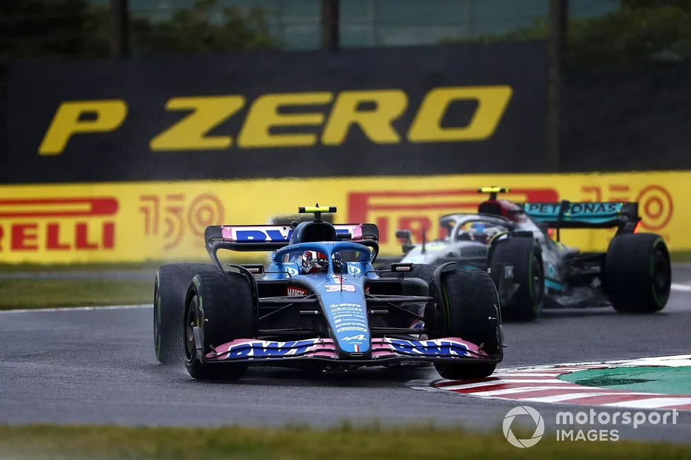 Esteban Ocon, Alpine A522, Lewis Hamilton, Mercedes W13