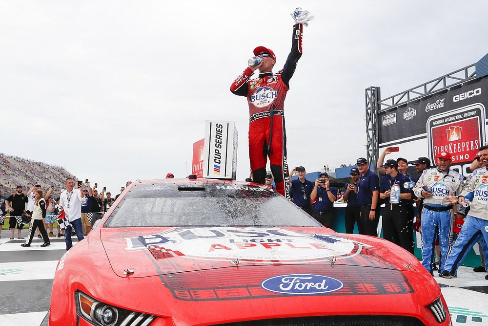 Harvick puso fin a una sequía de 65 carreras en Michigan