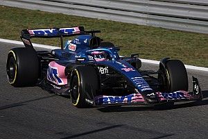 Alonso lamenta que Alpine solo cambiara motor con un coche