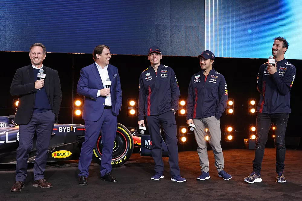 Christian Horner, director del equipo Red Bull Racing, Jim Farley, CEO de Ford, Max Verstappen, Red Bull Racing, Sergio Pérez, Red Bull Racing, Daniel Ricciardo, Red Bull Racing.