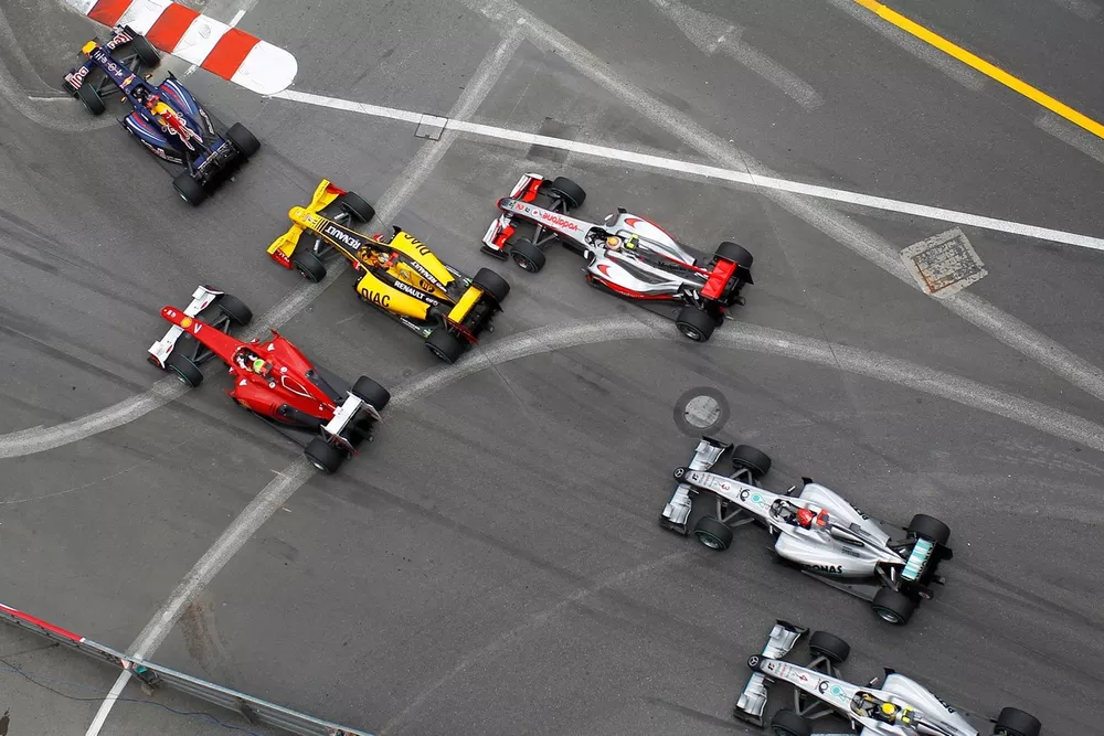 Mark Webber leads Sebastian Vettel, Reb Bull Racing and the chasing pack into Turn 1