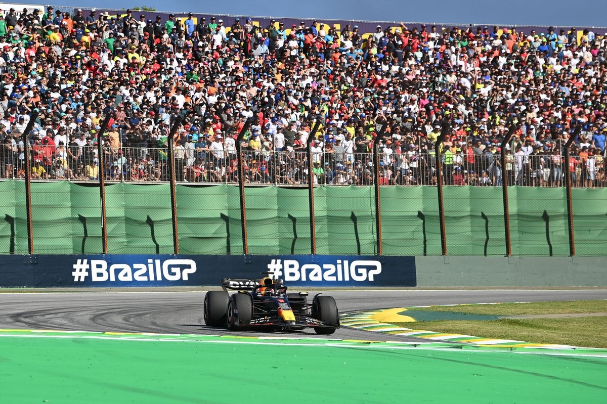 VIDEO Herstart F1race na rode vlag een prooi voor Verstappen