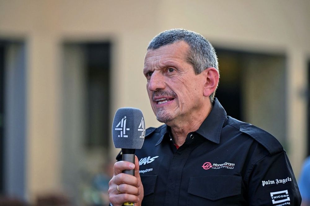 Guenther Steiner, director del equipo Haas F1 Team, habla con los medios de comunicación
