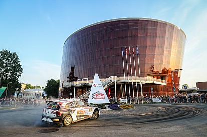Solberg powiększa przewagę