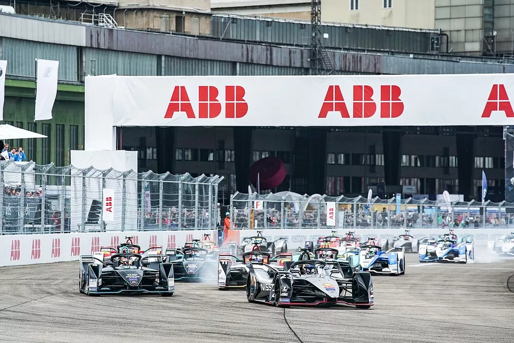 Sébastien Buemi, Nissan e.Dams, Nissan IMO1, Stoffel Vandoorne, HWA Racelab, VFE-05, Lucas Di Grassi, Audi Sport ABT Schaeffler, Audi e-tron FE05, who locks up, Gary Paffett, HWA Racelab, VFE-05, Daniel Abt, Audi Sport ABT Schaeffler, Audi e-tron FE05, Alex Lynn, Panasonic Jaguar Racing, Jaguar I-Type 3, into the first corner at the start