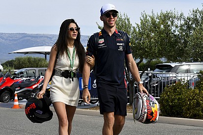 Gasly egy szép nő oldalán: az egyik legszebb F1-es barátnő?