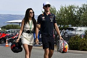 Gasly egy szép nő oldalán: az egyik legszebb F1-es barátnő?