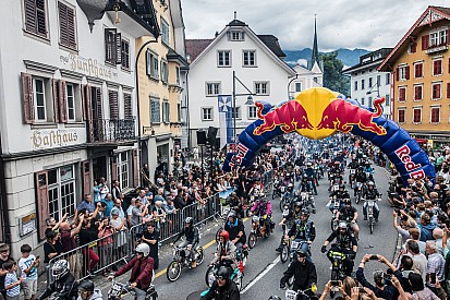 120 km à travers les Alpes suisses pour la 10e édition du Red Bull Alpenbrevet !