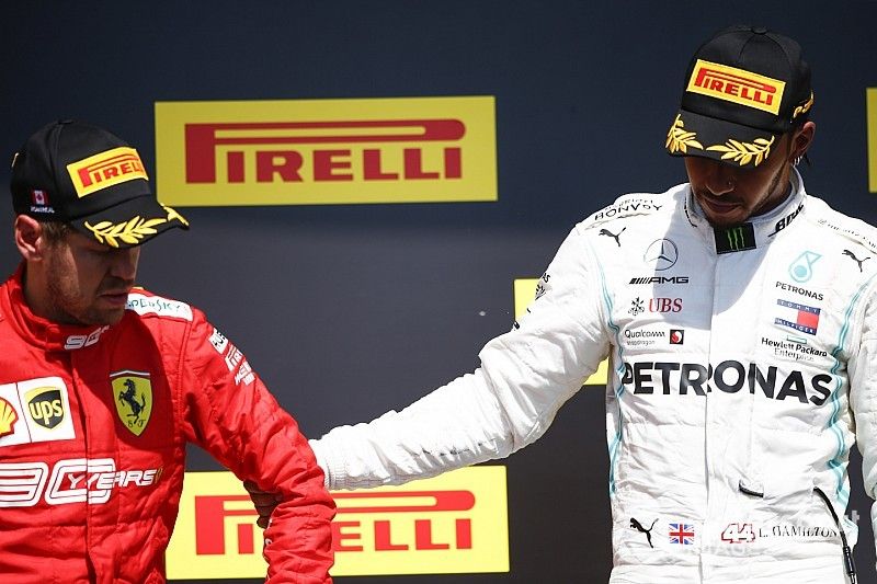 Podio: segundo lugar Sebastian Vettel, Ferrari, 2nd position, y el ganador de la carrera Lewis Hamilton, Mercedes AMG F1