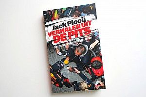 Recensie: Plooij strooit met anekdotes in ‘Verhalen uit de pits’