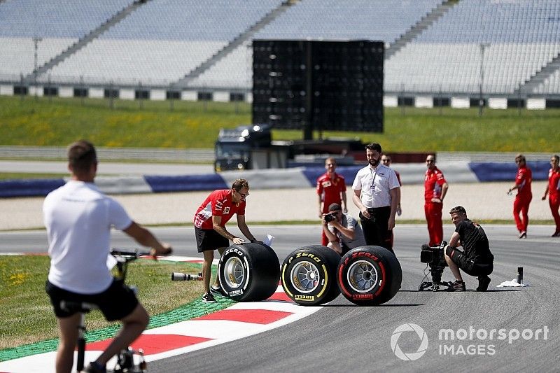 Sebastian Vettel, Ferrari ayuda con las ruedas de Pirelli antes de la foto