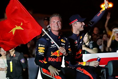 Red Bulle na ulicach Hanoi