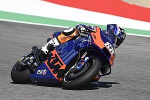 Oliveira essaye de piloter aussi proche d’Espargaró que possible