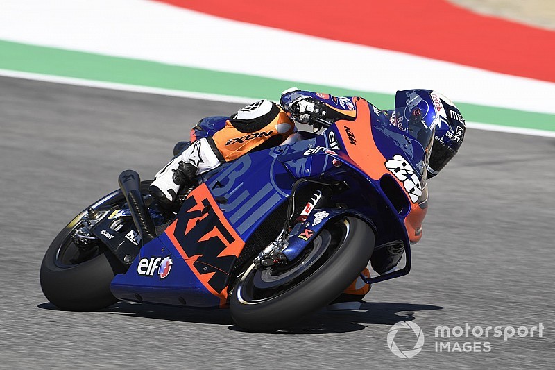 Oliveira essaye de piloter aussi proche d’Espargaró que possible