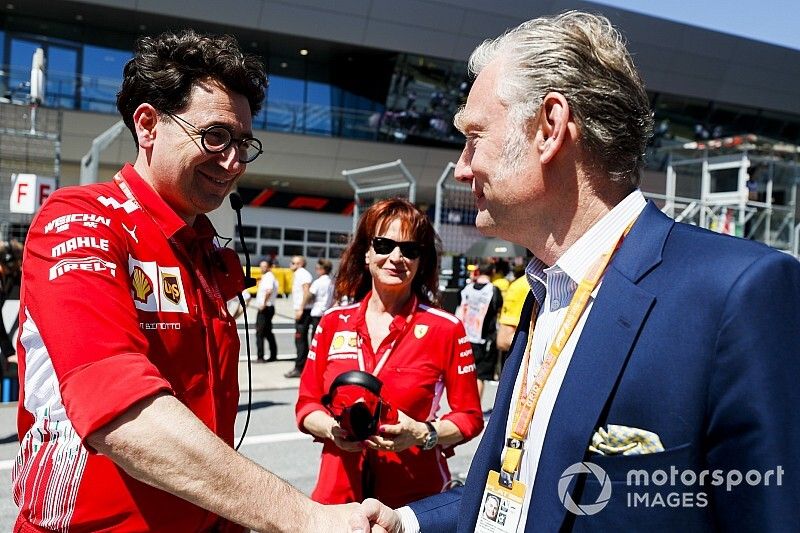 Mattia Binotto Director de Ferrari y Sean Bratches, Director General de Operaciones Comerciales, Grupo Fórmula Uno en la parrilla 