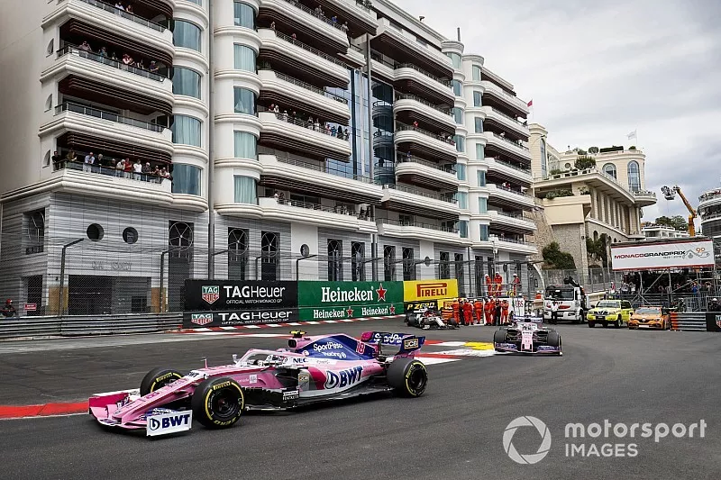 Lance Stroll, Racing Point RP19, devant Sergio Perez, Racing Point RP19, et Kimi Raikkonen, Alfa Romeo Racing C38