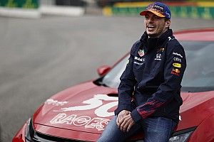 Verstappen minimiza experiencia de Hamilton al luchar por el título