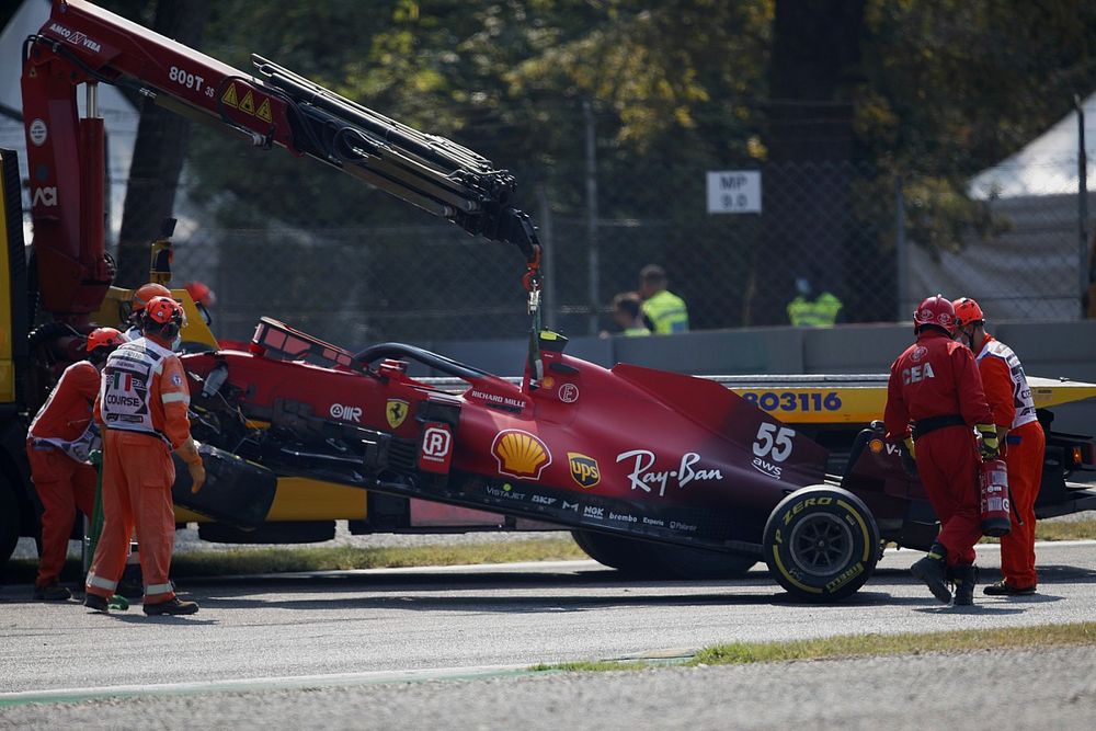 Marshals bergen de auto van Carlos Sainz Jr., Ferrari SF21 