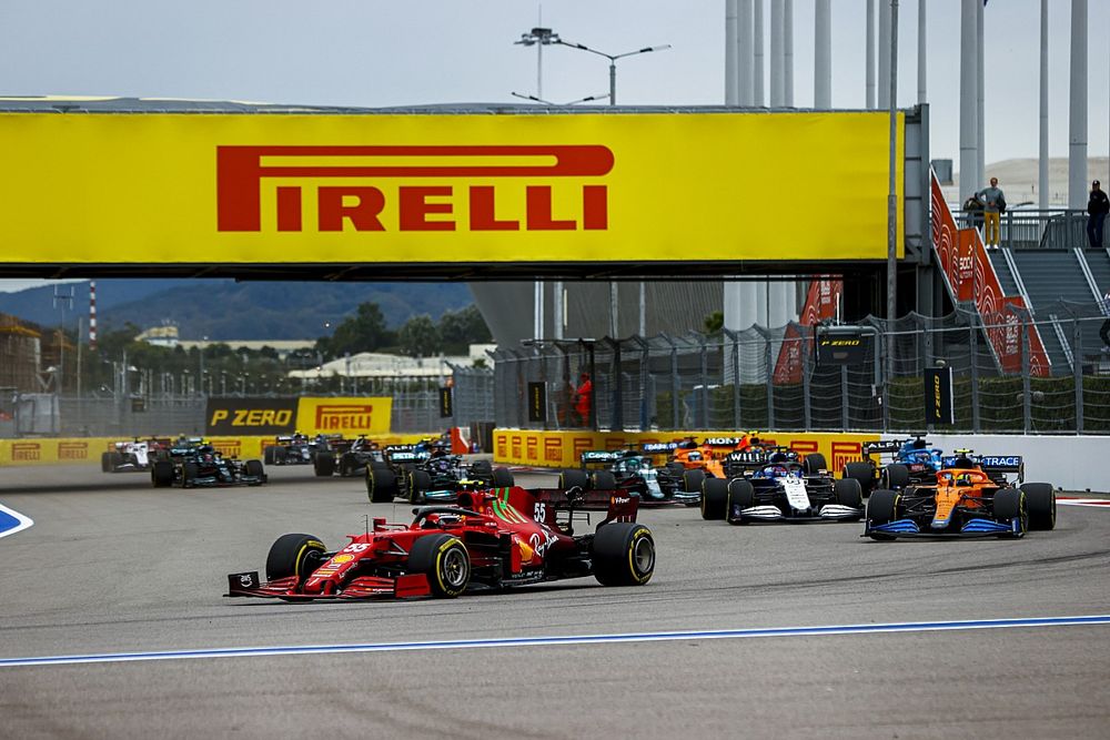 Carlos Sainz Jr., Ferrari SF21, Lando Norris, McLaren MCL35M, George Russell, Williams FW43B, Fernando Alonso, Alpine A521, Daniel Ricciardo, McLaren MCL35M, and the rest of the field on the opening lap