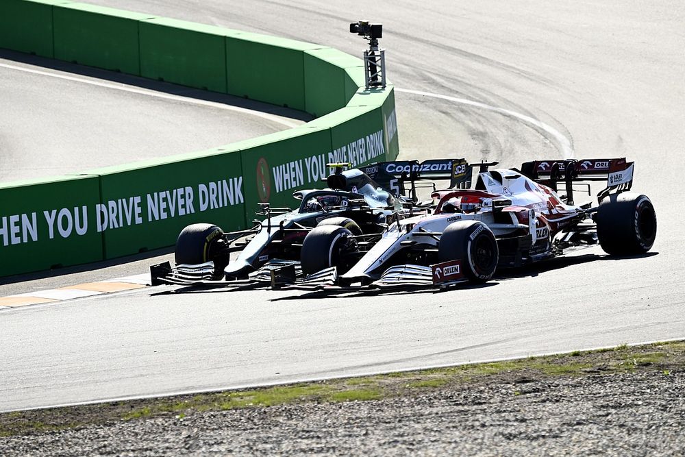 Sebastian Vettel, Aston Martin AMR21, battles with Robert Kubica, Alfa Romeo Racing C41