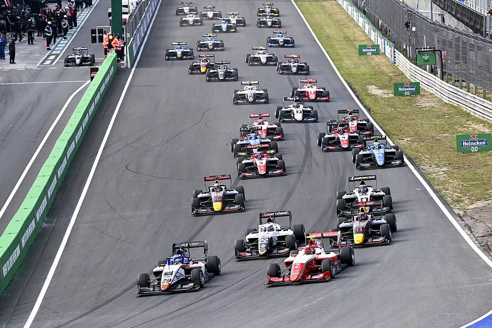 Logan Sargeant, Charouz Racing System, Arthur Leclerc, Prema Racing, Amaury Cordeel, Campos Racing en Ayumu Iwasa, Hitech Grand Prix bij de start
