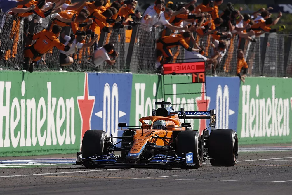 Race winner Daniel Ricciardo, McLaren MCL35M 