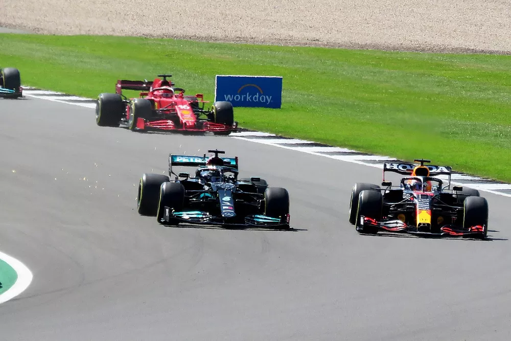 Lewis Hamilton, Mercedes W12 y Max Verstappen, Red Bull Racing RB16B