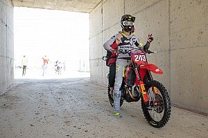 Gajser ondanks gebroken sleutelbeen aan de start in Riola Sardo