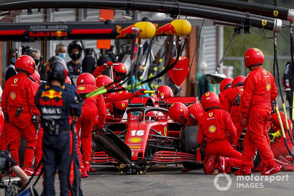 Ferrari в Спа пришлось дозаправлять машину Леклера воздухом