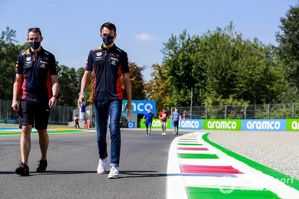 Albon nem figyel Hamilton kritikájára