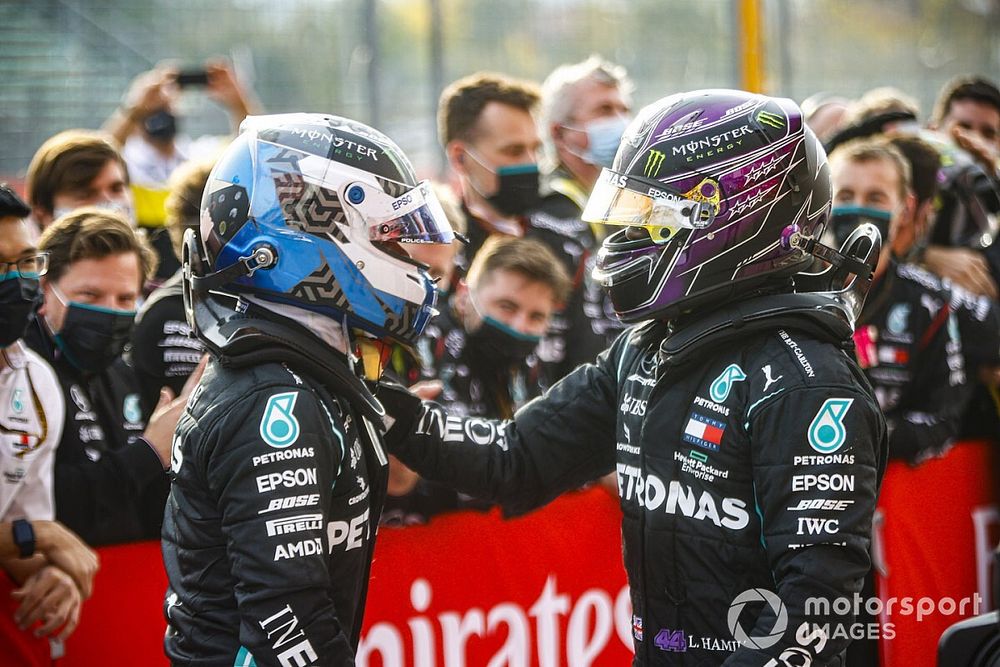 Valtteri Bottas, Mercedes-AMG F1 et le vainqueur Lewis Hamilton, Mercedes-AMG F1 fêtent dans le parc fermé