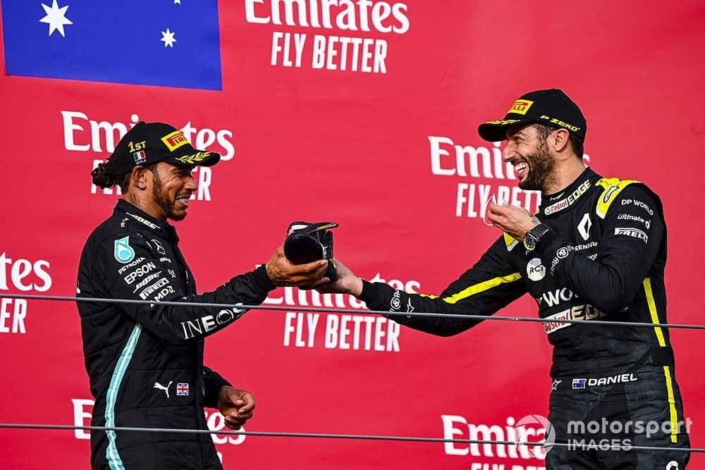 Wspólny toast Ricciardo i Hamiltona