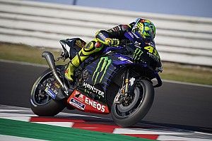 Yamaha prueba con Rossi un nuevo y exagerado tubo de escape