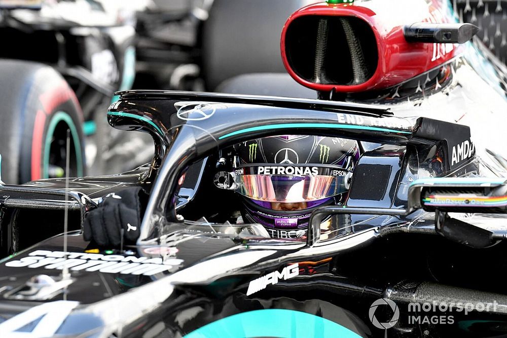 Ganador de la pole Lewis Hamilton, Mercedes F1 W11, en Parc Ferme 