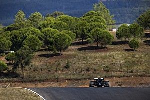 Mercedes domina una complicada FP1 del GP de Portugal