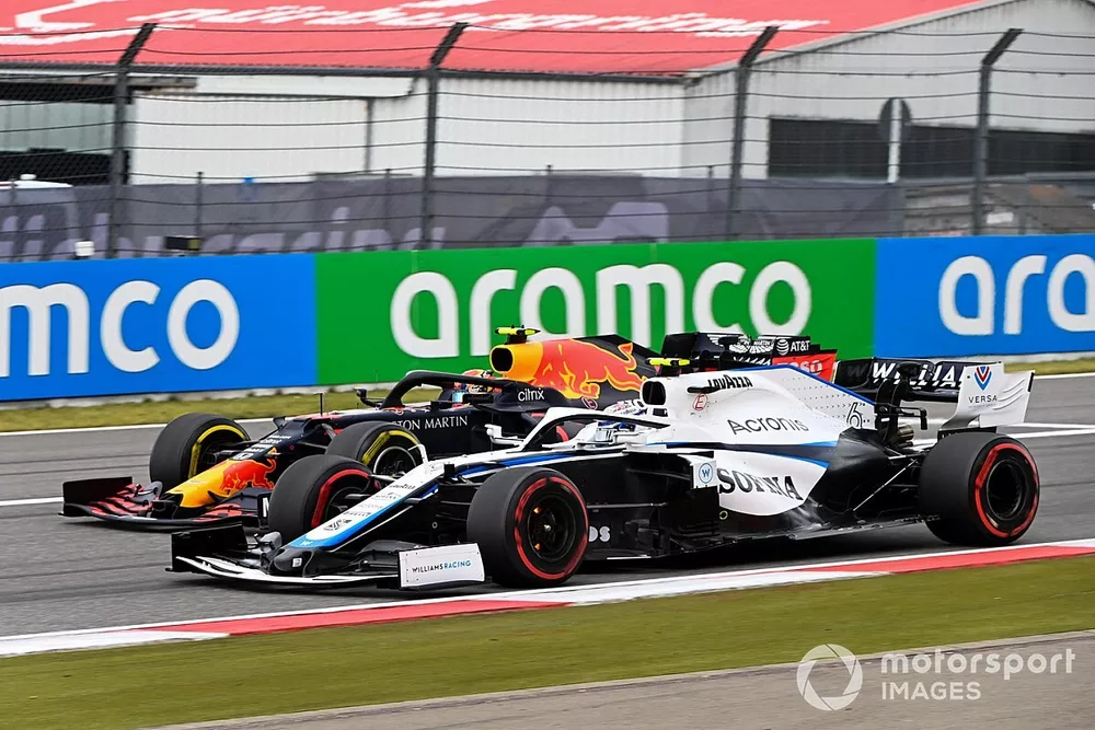 Nicholas Latifi, Williams FW43, battles with Alex Albon, Red Bull Racing RB16