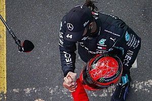 Hamilton celebra 91ª vitória na F1 com presente de Schumacher: "Ninguém, nem eu, imaginaria chegar neste lugar"