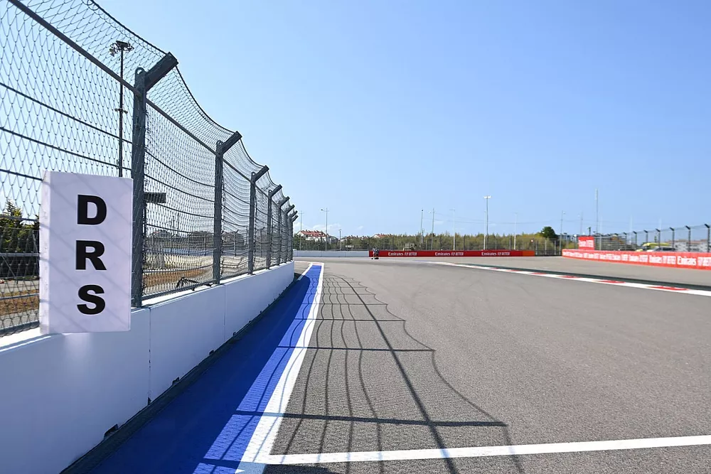 Detalle de la pista y tablero de DRS