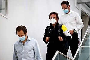 Alonso makes Renault F1 factory return to Enstone