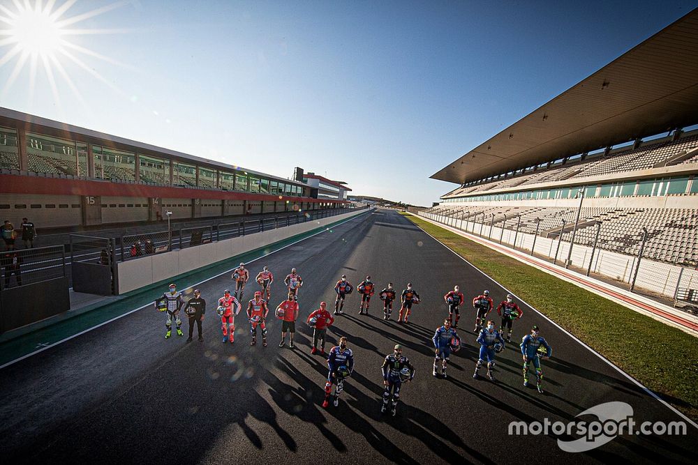 Foto de grupo de los pilotos que disputaron el test de octubre en Portimao