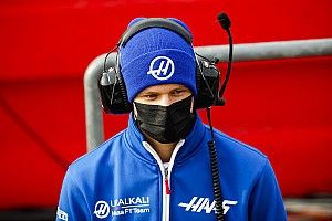Мазепин заявил, что Ferrari дает преимущество Шумахеру. В Haas не согласны