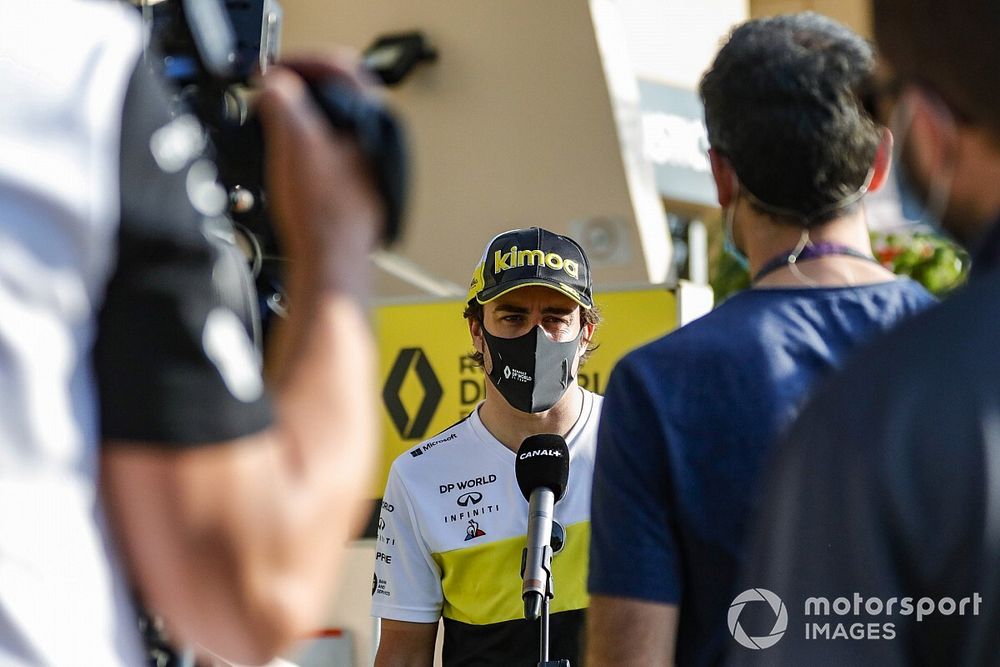 Fernando Alonso, Renault F1, talks to the press 