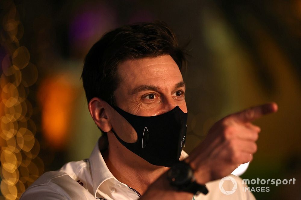 Toto Wolff: „Nem akarom Schumachert ilyen nyomásnak kitenni”