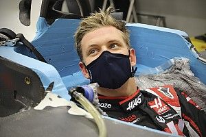 Fotos: Mick Schumacher ajusta su asiento para el debut en F1