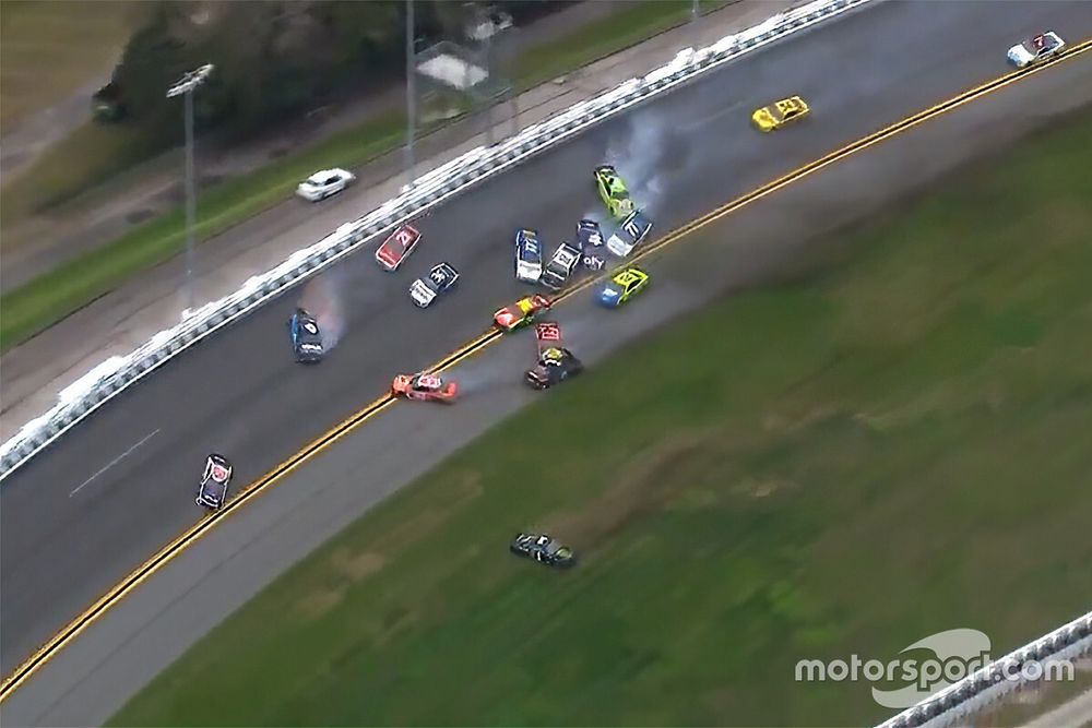 Accidente elimina a varios candidatos en Daytona, entre ellos a Suárez