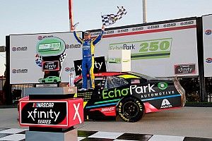 Justin Allgaier holds off Truex for Atlanta Xfinity win