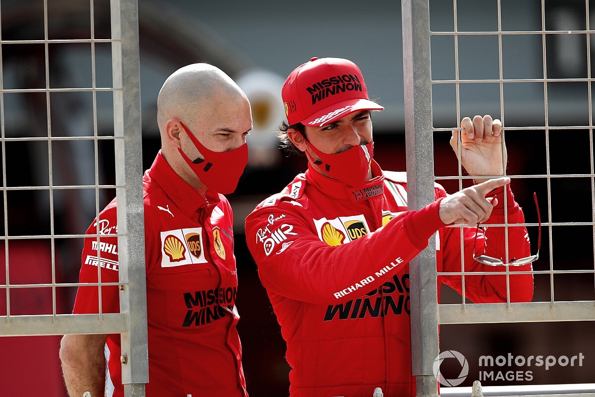 Ferrari назвала Сайнса Феттелем