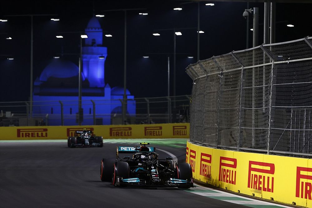 Videón, ahogy Bottas eltalálja Raikkönen autóját a szaúdi időmérőn